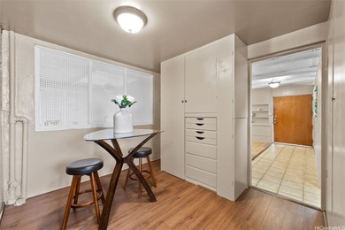 Tucked away in LUSH Manoa Valley, this serene 3BD/2.5BA home + - photo 5