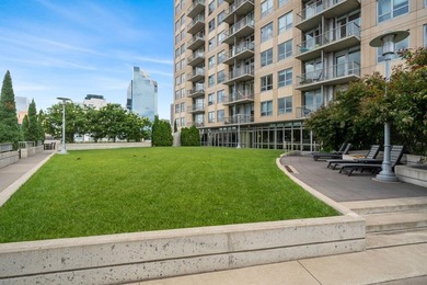 This Skyscape single-level end-unit condo offers the privacy and - photo 34