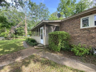 Charming 3 bedroom, 1.5 bathroom home located within the city - photo 2