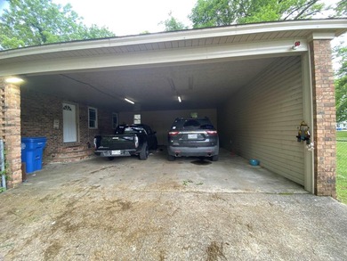 Charming 3 bedroom, 1.5 bathroom home located within the city - photo 3
