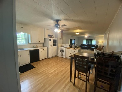 Charming 3 bedroom, 1.5 bathroom home located within the city - photo 5