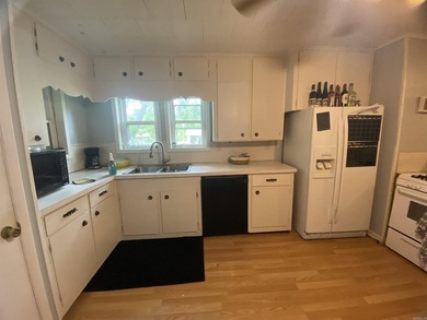Charming 3 bedroom, 1.5 bathroom home located within the city - photo 6