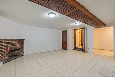 Exquisite Tudor attached townhouse nestled on a gorgeous, quiet - photo 16