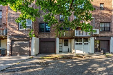 Exquisite Tudor attached townhouse nestled on a gorgeous, quiet - photo 19
