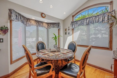 Welcome to this sprawling 1971-built, 4-bedroom, 2.5-bathroom - photo 12
