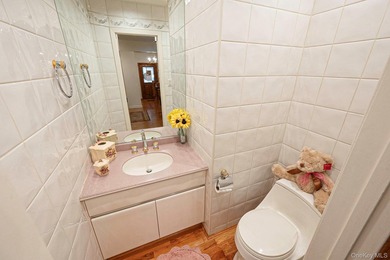 Welcome to this sprawling 1971-built, 4-bedroom, 2.5-bathroom - photo 13