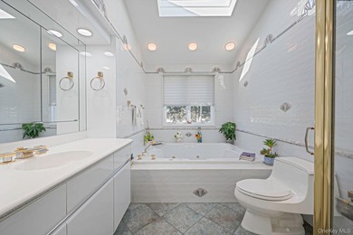 Welcome to this sprawling 1971-built, 4-bedroom, 2.5-bathroom - photo 28
