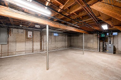Welcome to this sprawling 1971-built, 4-bedroom, 2.5-bathroom - photo 34