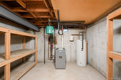 Welcome to this sprawling 1971-built, 4-bedroom, 2.5-bathroom - photo 35