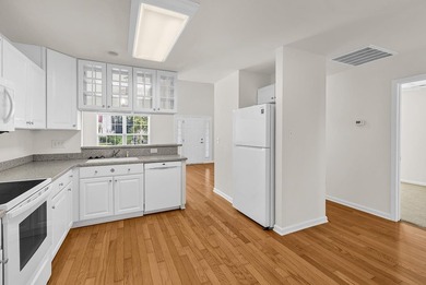 Welcome home to this charming 3-bedroom, 2-bath cottage-style - photo 7