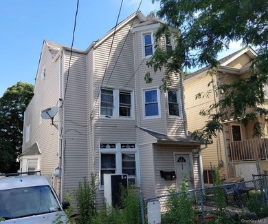 This Victorian Style Home Features 6 Bedrooms, 2 Full Baths, 2 - photo 3