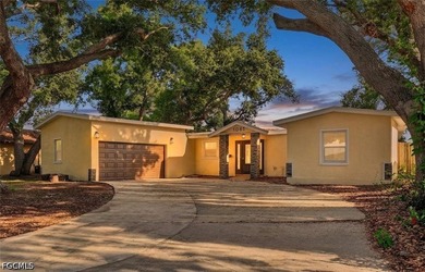 Beautifully situated between three outstanding parks and several - photo 1