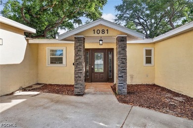 Beautifully situated between three outstanding parks and several - photo 2