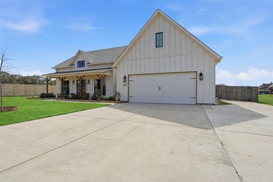 Experience the perfect blend of modern farmhouse style and - photo 4