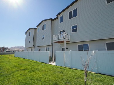 This stunning 3 bedroom, 3 bathroom townhome offers a perfect - photo 24