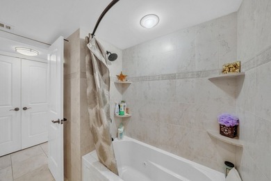 Wonderfully renovated 2 bedrooms, 2 bath condo unit in great - photo 29