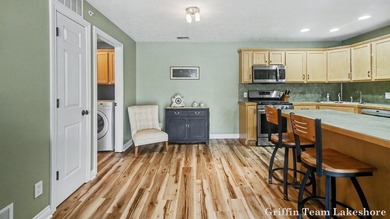 Time for a low maintenance condo, ready to move into? Here is a - photo 5