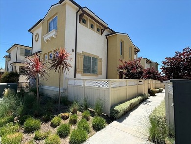 Welcome to this stunning townhome in the lovely Arlington Pointe - photo 1