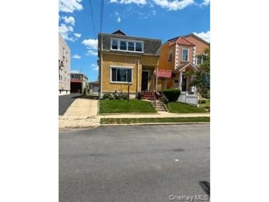 Welcome home! This charming 3-bedroom, 1.5-bath attached home - photo 2
