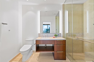 Penthouse 3900/ 3 beds, a den/office room, 3 baths with 10-foot