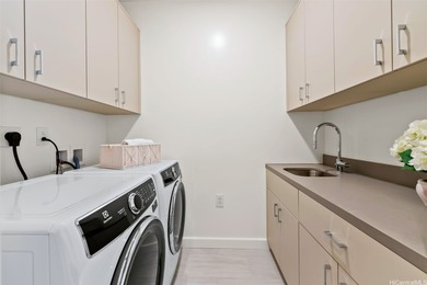 Penthouse 3900/ 3 beds, a den/office room, 3 baths with 10-foot