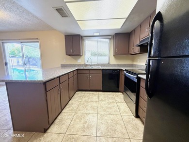 Beautiful Glendale home featuring a private pool and a - photo 5