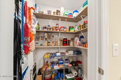 Welcome to this spacious and beautifully maintained 6-bedroom - photo 5