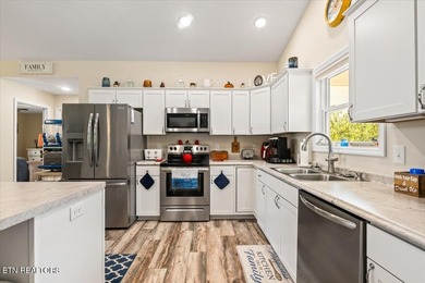 Welcome to this spacious and beautifully maintained 6-bedroom - photo 7