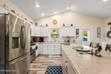 Welcome to this spacious and beautifully maintained 6-bedroom - photo 8