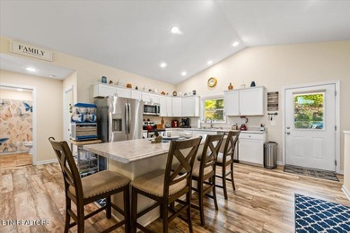 Welcome to this spacious and beautifully maintained 6-bedroom - photo 9