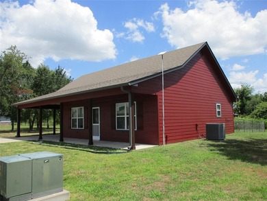Bright, Clean and Move in Ready. Open floor plan, beautiful - photo 2