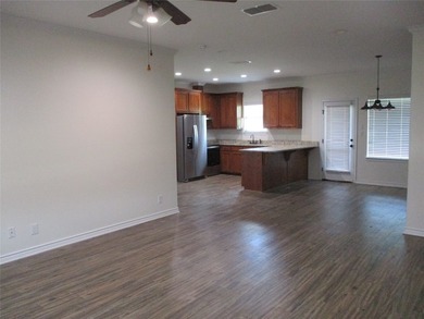 Bright, Clean and Move in Ready. Open floor plan, beautiful - photo 9
