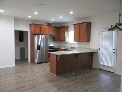 Bright, Clean and Move in Ready. Open floor plan, beautiful - photo 10
