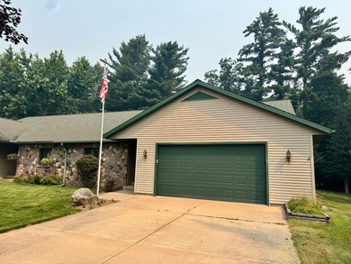 Welcome to your Northwoods retreat, perfectly positioned in the - photo 1