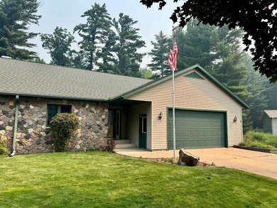Welcome to your Northwoods retreat, perfectly positioned in the - photo 2