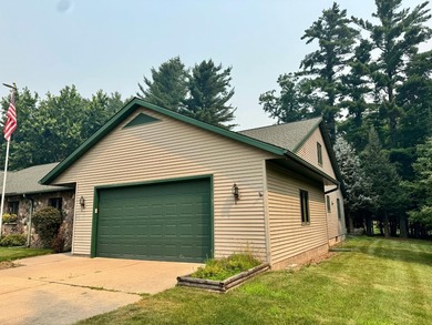 Welcome to your Northwoods retreat, perfectly positioned in the - photo 3