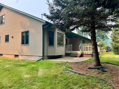Welcome to your Northwoods retreat, perfectly positioned in the - photo 5