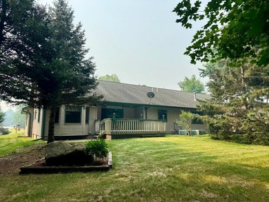 Welcome to your Northwoods retreat, perfectly positioned in the - photo 6