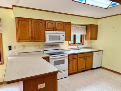 Welcome to your Northwoods retreat, perfectly positioned in the - photo 9