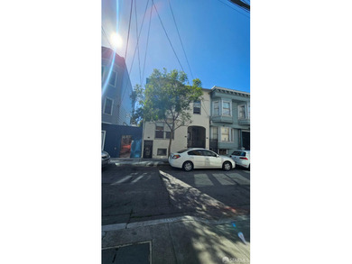 Located between Mission & Valencia Sts. Duplex in the front and - photo 2
