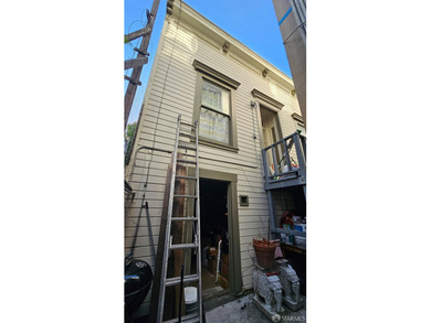Located between Mission & Valencia Sts. Duplex in the front and - photo 8