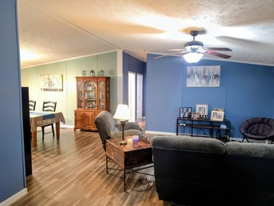 Enjoy the peace and privacy of country living in this - photo 4