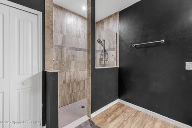 Welcome to this beautifully designed 4-bedroom, 2-bathroom home - photo 19