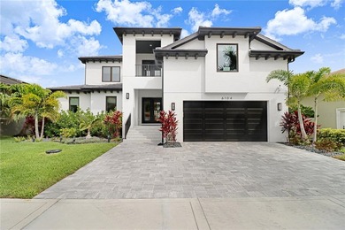 Welcome to luxury waterfront living in the exclusive community - photo 1