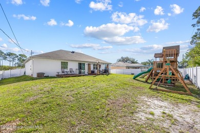 Welcome to this beautifully designed 4-bedroom, 2-bathroom home - photo 35