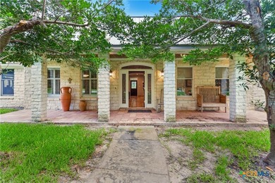 Nestled at the end of a tranquil, gated road near Inez, Texas - photo 2