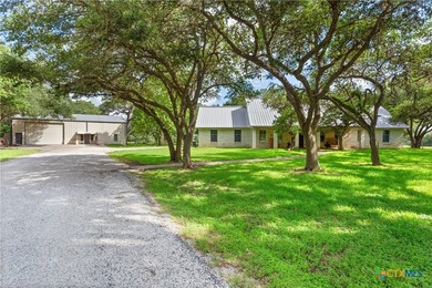 Nestled at the end of a tranquil, gated road near Inez, Texas - photo 3