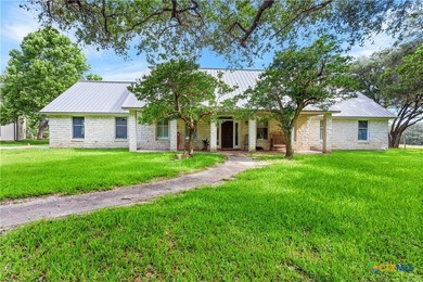 Nestled at the end of a tranquil, gated road near Inez, Texas - photo 4