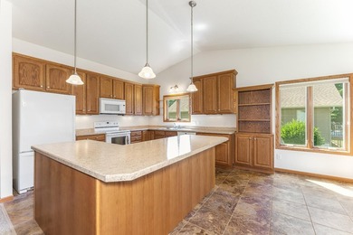 Welcome home to this 3 bedroom/3 bath home near the golf course - photo 7