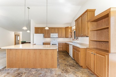 Welcome home to this 3 bedroom/3 bath home near the golf course - photo 9